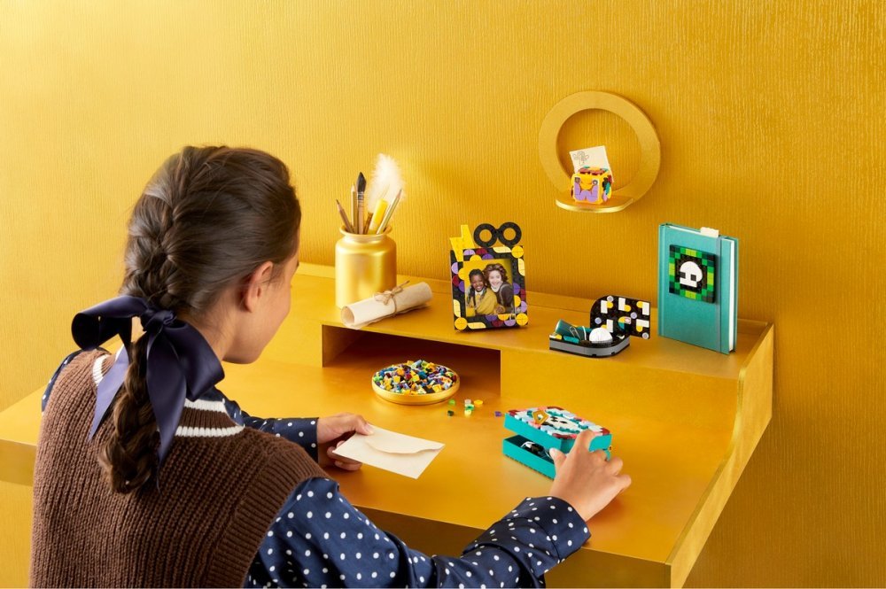 LEGO DOTS DOPLNKY NA STOL - ROKFORT /41811/ https://www.andreashop.sk/files/kat_img/09.jpg_OID_CXJ1J00101.jpg