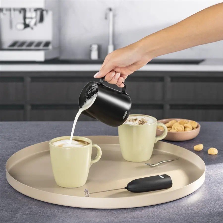 XAVAX 111260 BARISTA NADOBA/KANVICKA, NA PRIPRAVU MLIECNEJ PENY, NEREZOVA, 350 ML, MATNA CIERNA https://www.andreashop.sk/files/kat_img/09.jpg_OID_X807000901.jpg