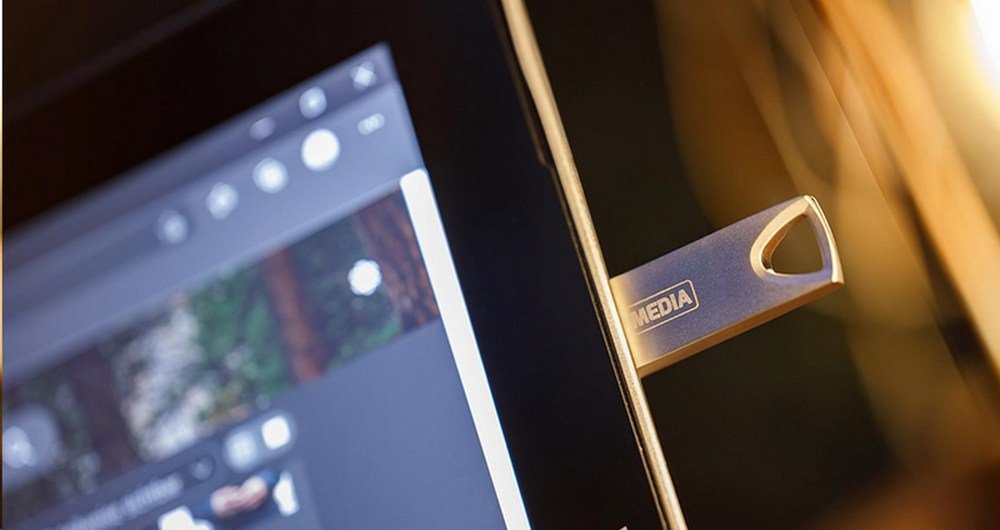 MYMEDIA 64GB USB FLASH 2.0 MYALU STRIEBORNY https://www.andreashop.sk/files/kat_img/3.jpg_OID_ZENII00101.jpg